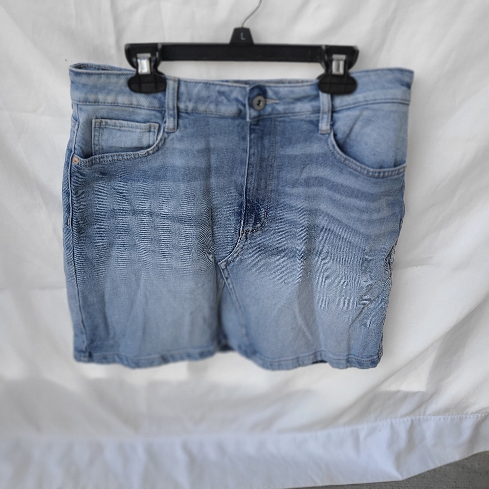 divided jean skirt size 2 with back pocket detail
